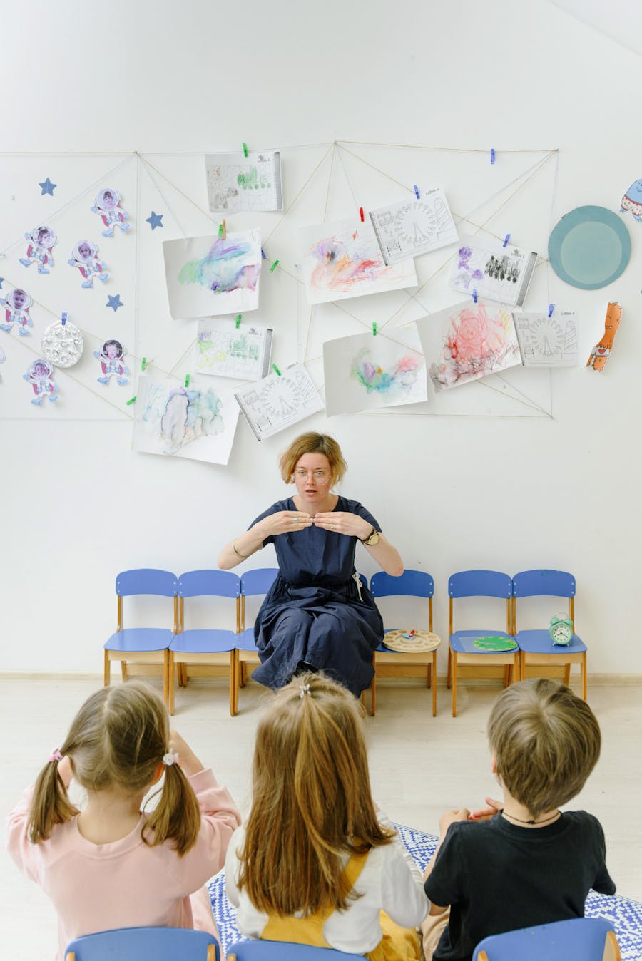 Professora com crianças em roda de conversa