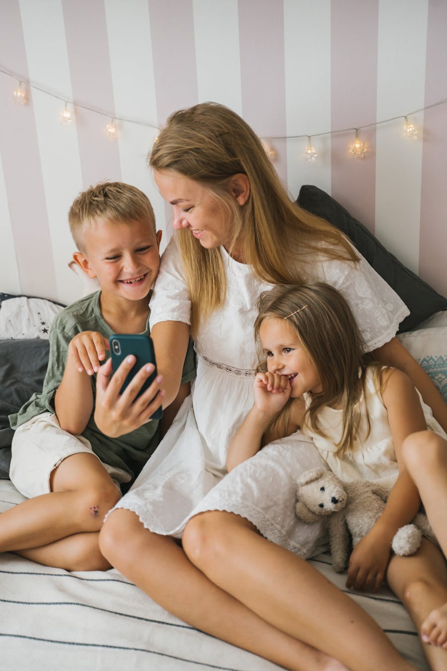 Família recebendo notificações no celular